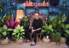 In de stand van Elstgeest Potplanten kon iedereen wat inspiratie opdoen hoe je de huiskamer aan kunt kleden met een aantal mooie groene planten. In de stoel Kees Kuiper.